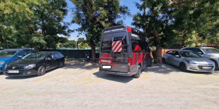 Sramotan potez stranaca: Ovako je ostavljeno vozilo u poznatoj ulici u Splitu