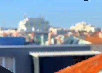 Što je skupina golih muškaraca radila na krovu zgrade?