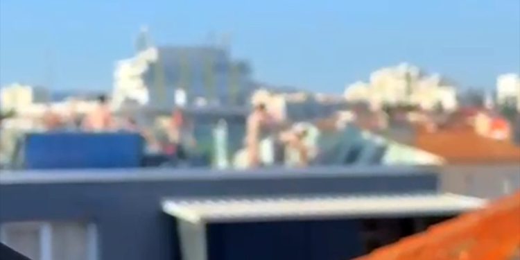 Što je skupina golih muškaraca radila na krovu zgrade?