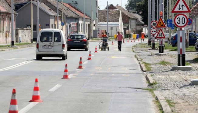 Strossmayerovom ravno, skretanja u Kanižlićevu nema