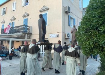 Supetar je proslavio svoj dan, pogledajte svečanu procesiju u čast sv. Petra i Pavla