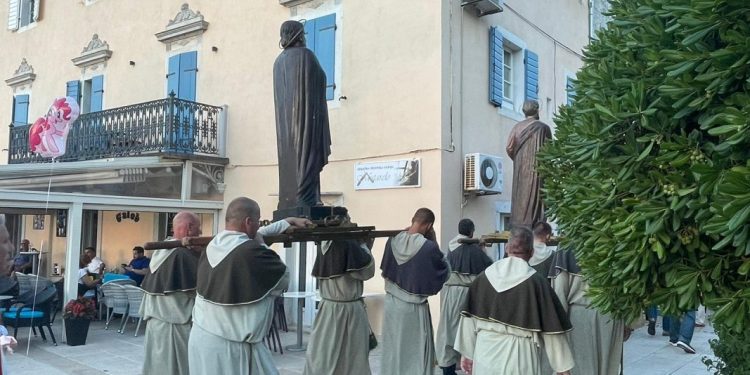 Supetar je proslavio svoj dan, pogledajte svečanu procesiju u čast sv. Petra i Pavla