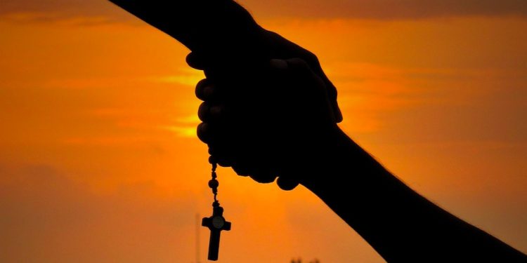 Svećenik molio devetnicu krunice za župljanina, dogodilo se čudo: ‘Odmah su pali na pod’