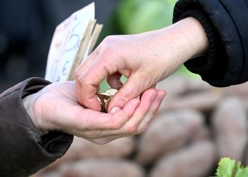 Tečaj eura skliznuo ispod 1,07 dolara, valuta je pod pritiskom