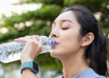 Tri serije poznatih boca vode hitno se povlače s tržišta: U čokoladi pak pronađeni ostaci drveta