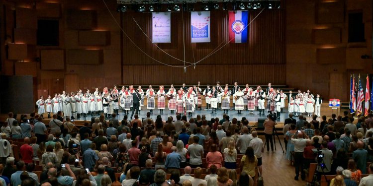 U dvorani Vatroslava Lisinskog emocije na vrhuncu: Stiglo 1500 potomaka Hrvata iz Amerike i Kanade