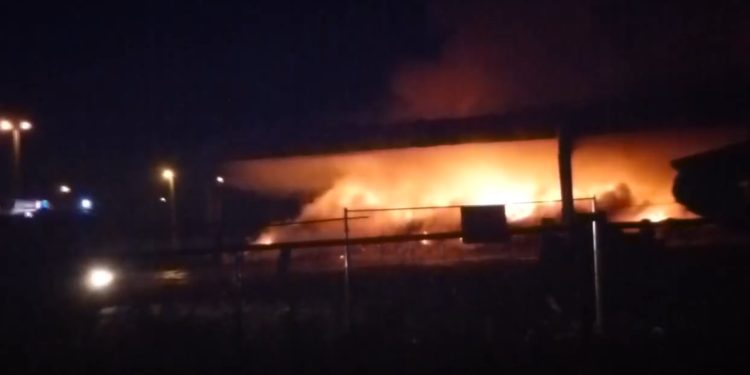 U gluho doba noći gorio glomazni otpad na Jakuševcu, vatrogasci ga jedva ugasili: ‘Prestrašno’