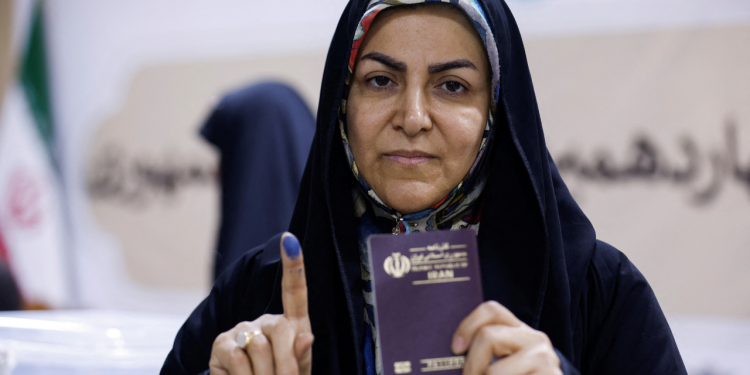 U tijeku je glasovanje na predsjedničkim izborima u Iranu nakon smrti čelnika