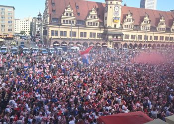 UŽIVO: Hrvati okupirali Leipzig! Policija helikopterom nadlijeće navijače, razvijena i najveća zastava