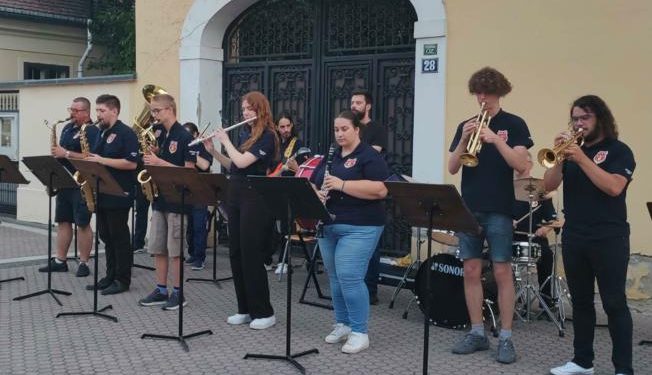 Učenici i nastavnici Glazbene škole “Arija” svirali i pjevali na korzu
