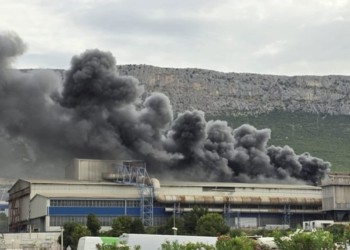 Ugašen požar u bivšoj željezari kod Splita!