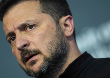 Ukrajinski predsjednik Zelenskyy posjećuje trupe na bojišnici pod pritiskom Rusije