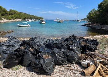 Uvala na Tijatu zablistala, a izvađeno smeće čeka komunalce