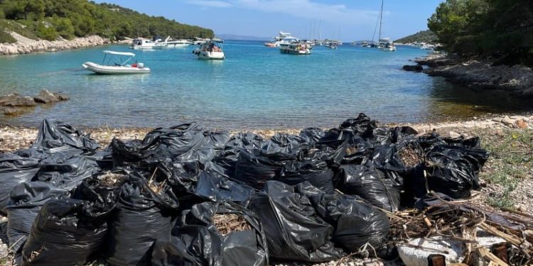 Uvala na Tijatu zablistala, a izvađeno smeće čeka komunalce