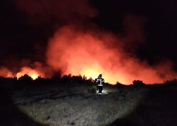 VATRENA BUKTINJA I NA BRAČU Izbio požar na nepristupačnom terenu, vatrogasci su na terenu