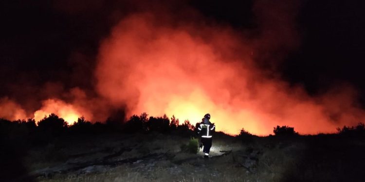 VATRENA BUKTINJA I NA BRAČU Izbio požar na nepristupačnom terenu, vatrogasci su na terenu