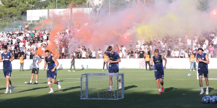 VIŠE GLEDATELJA NEGO NA PROSJEČNOJ HNL UTAKMICI Pogledajdte ovo! Puna tribina na otvorenom treningu Hajduka | NACIONAL.HR