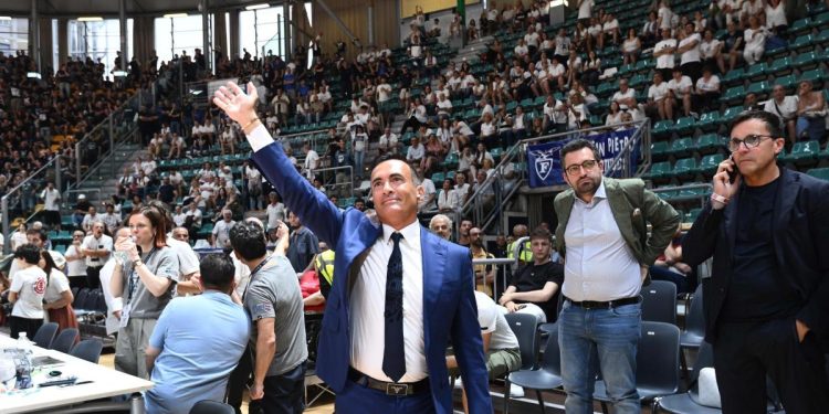 Valerio Antonini Kralj Trapanija s nogometom i košarkom