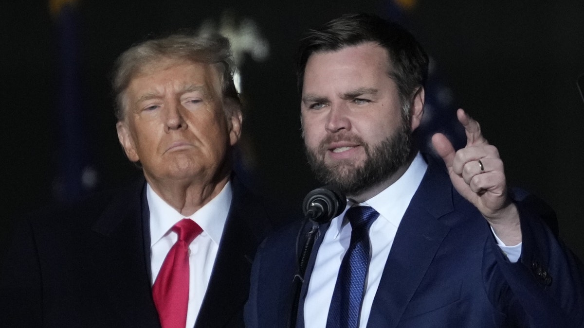 Bivši američki predsjednik Donald Trump i republikanski kandidat za američki Senat JD Vance