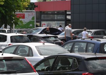 Velike gužve ispred zagrebačkih trgovina: Na parkingu se traži mjesto više