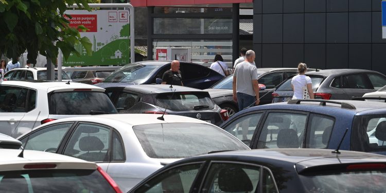 Velike gužve ispred zagrebačkih trgovina: Na parkingu se traži mjesto više