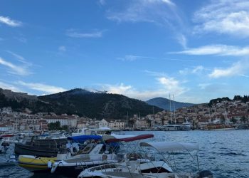 Veliki požar na Hvaru komentirao i gradonačelnik: “Svi su na terenu i radi se”