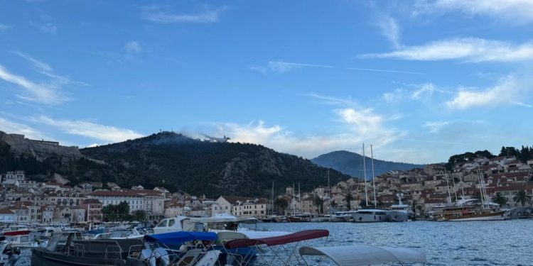 Veliki požar na Hvaru komentirao i gradonačelnik: “Svi su na terenu i radi se”