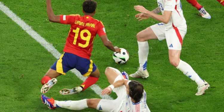 YAMAL KRŠI ZAKON U Njemačkoj mlađi od 18 godina ne smiju raditi iza 20 sati. Španjolska igra od 21:00 | NACIONAL.HR