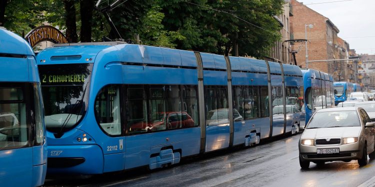 Zagrepčanku šokirala nevjerojatna situacija u tramvaju: ‘Pričepio je časnu sestru sa štakom’