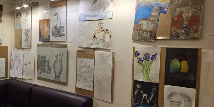Završna izložba učenika solinske škole crtanja u Teatrinu GK Solin: “To je njihov zajednički svijet koji sanjaju u bojama”