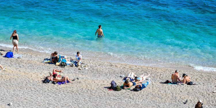 Zgrozio ih prizor na plaži: Muškarac nikome nije bio sumnjiv, a onda je došao zaštitar