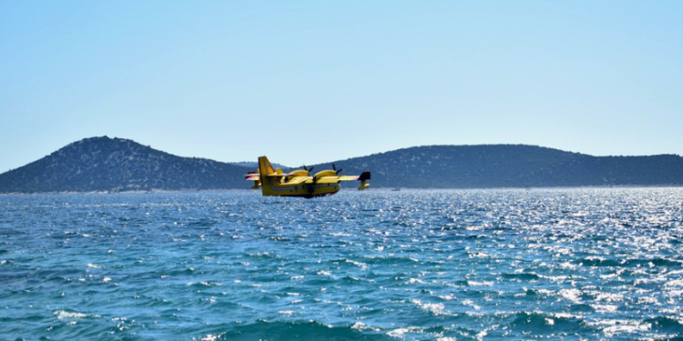 Zračne protupožarne snage tijekom vikenda gasile dva velika požara u Dalmaciji