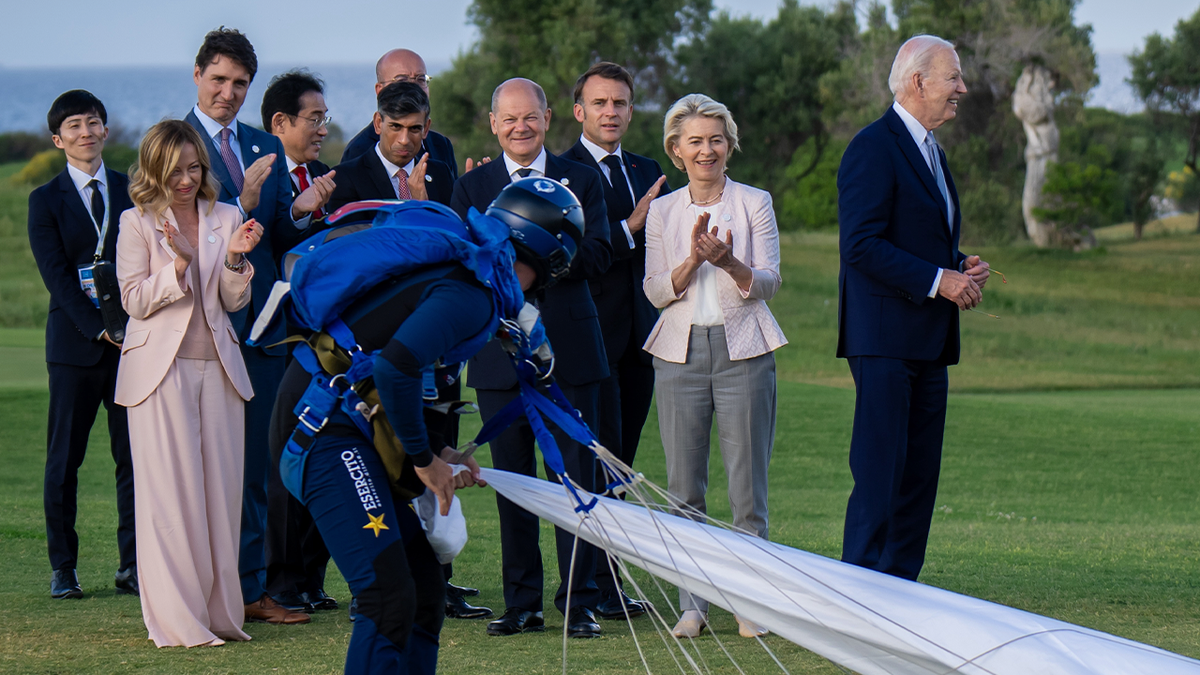 Biden gleda u stranu dok je s čelnicima G7