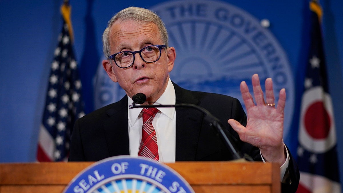 Mike DeWine govori tijekom konferencije za novinare