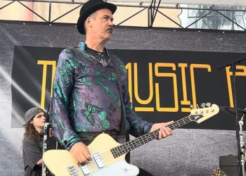 KRIST NOVOSELIC Osnivač Nirvane na koncertima promovira svoju političku stranku, odsvirao i prvi singl slavnog benda | NACIONAL.HR