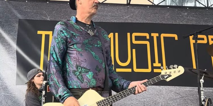 KRIST NOVOSELIC Osnivač Nirvane na koncertima promovira svoju političku stranku, odsvirao i prvi singl slavnog benda | NACIONAL.HR