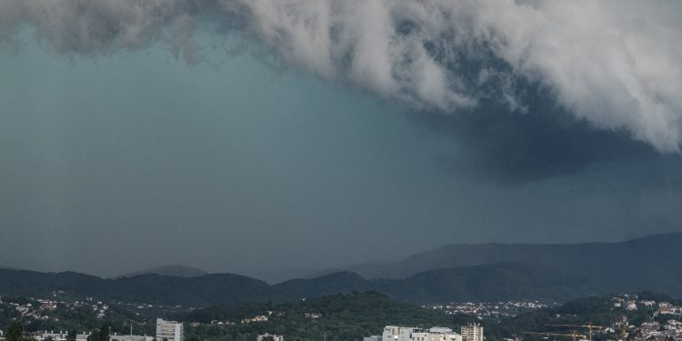 Jednom dijelu Hrvatske usred toplinskog vala prijeti strašno nevrijeme: U srijedu bi moglo biti svega