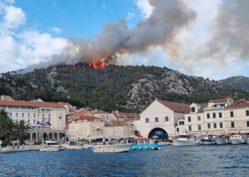 Vatrogasci cijelu noć ostali na požarištu u Hvaru, jutros im u pomoć krenuli kolege iz Omiša i Imotskog
