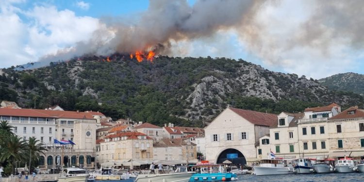 Vatrogasci cijelu noć ostali na požarištu u Hvaru, jutros im u pomoć krenuli kolege iz Omiša i Imotskog