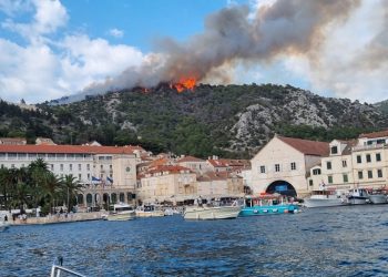 VIDEO Ogromni požar na Hvaru. Jako puno vatrogasaca je na terenu, tri kanadera im pomažu