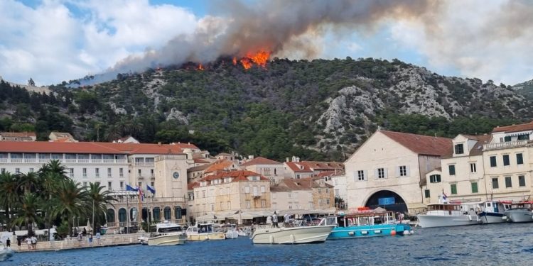 VIDEO Ogromni požar na Hvaru. Jako puno vatrogasaca je na terenu, tri kanadera im pomažu
