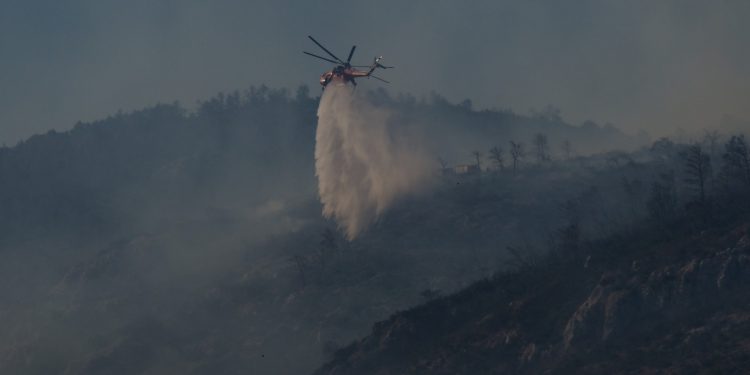 BORBA S VATROM Vatrogasci gase požar kod Atene, gusti oblak dima iznad grčke prijestolnice | NACIONAL.HR