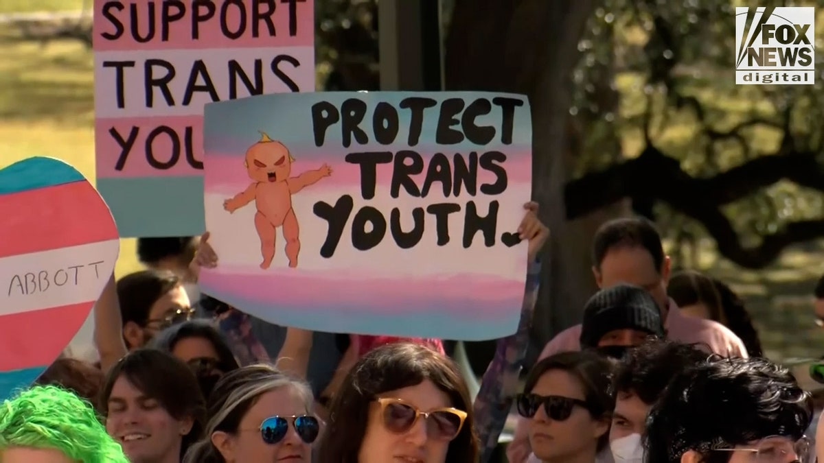 Prosvjednici 'Protect Trans Youth'