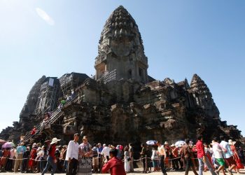 1 mrtva, 3 ozlijeđena nakon što je oluja srušila stablo u kambodžanskom hramskom kompleksu Angkor, oštetivši kipove