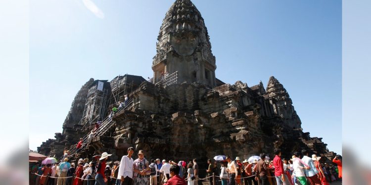 1 mrtva, 3 ozlijeđena nakon što je oluja srušila stablo u kambodžanskom hramskom kompleksu Angkor, oštetivši kipove