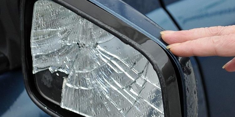 Slobodna Dalmacija – Nastavlja se ludovanje po Splitu: turist na Bačvicama noćas porazbijao aute i probudio susjedstvo! Evo što ga je snašlo