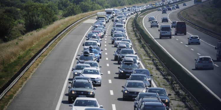 Prometna nesreća između čvora Benkovac i odmorišta Nadin, kolona je duga oko tri kilometra, pogledajte snimku iz zraka