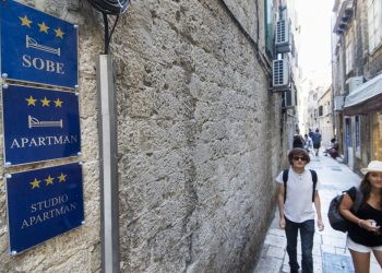Slobodna Dalmacija – Inspektori u akciji usred Dalmacije, zapečaćeni brojni apartmani na crno! ‘Nisu to samo domaći, stranci su skužili šemu’