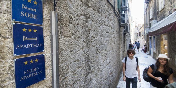 Slobodna Dalmacija – Inspektori u akciji usred Dalmacije, zapečaćeni brojni apartmani na crno! ‘Nisu to samo domaći, stranci su skužili šemu’