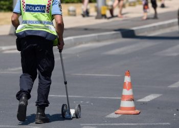 U sred bijela dana 73-godišnjak vozio mrtav pijan pa izazvao sudar na Bulevaru! Prešao je u suprotni trak i naletio je na kombi